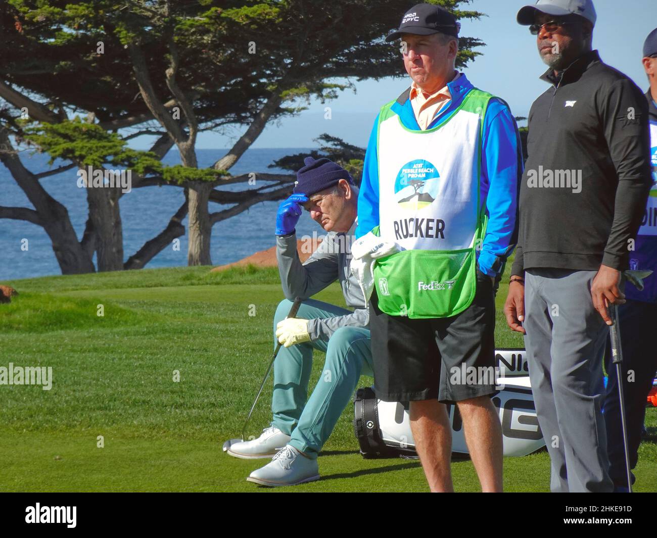 Pebble Beach, USA. 03rd. Februar 2022. Bill Murray sitzt auf einer Golftasche und beobachtet die Action auf dem 6th Green im Monterey Peninsula Golf Club während der ersten Runde des AT&T Pro-am PGA Tour Golfereignisses Monterey Peninsula, California, USA Credit: Motofoto/Alamy Live News Stockfoto