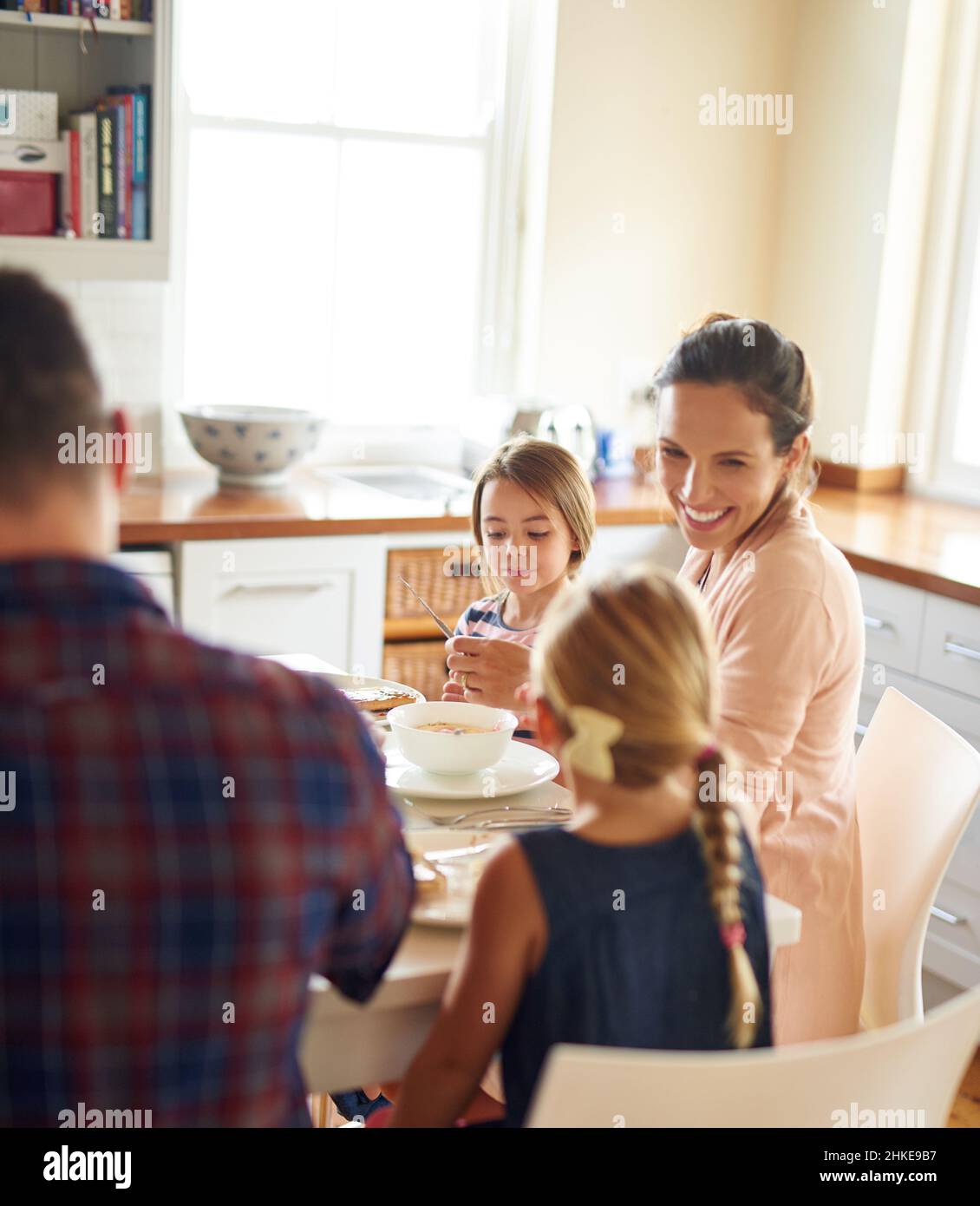 Spaß am Frühstückstisch. Aufnahme einer Familie, die zusammen frühstückte. Stockfoto