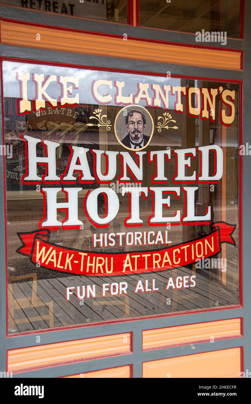 Eine Anzeige auf einem Fenster. IKE Clanton's Haunted Hotel, Tombstone, Arizona, USA. Stockfoto