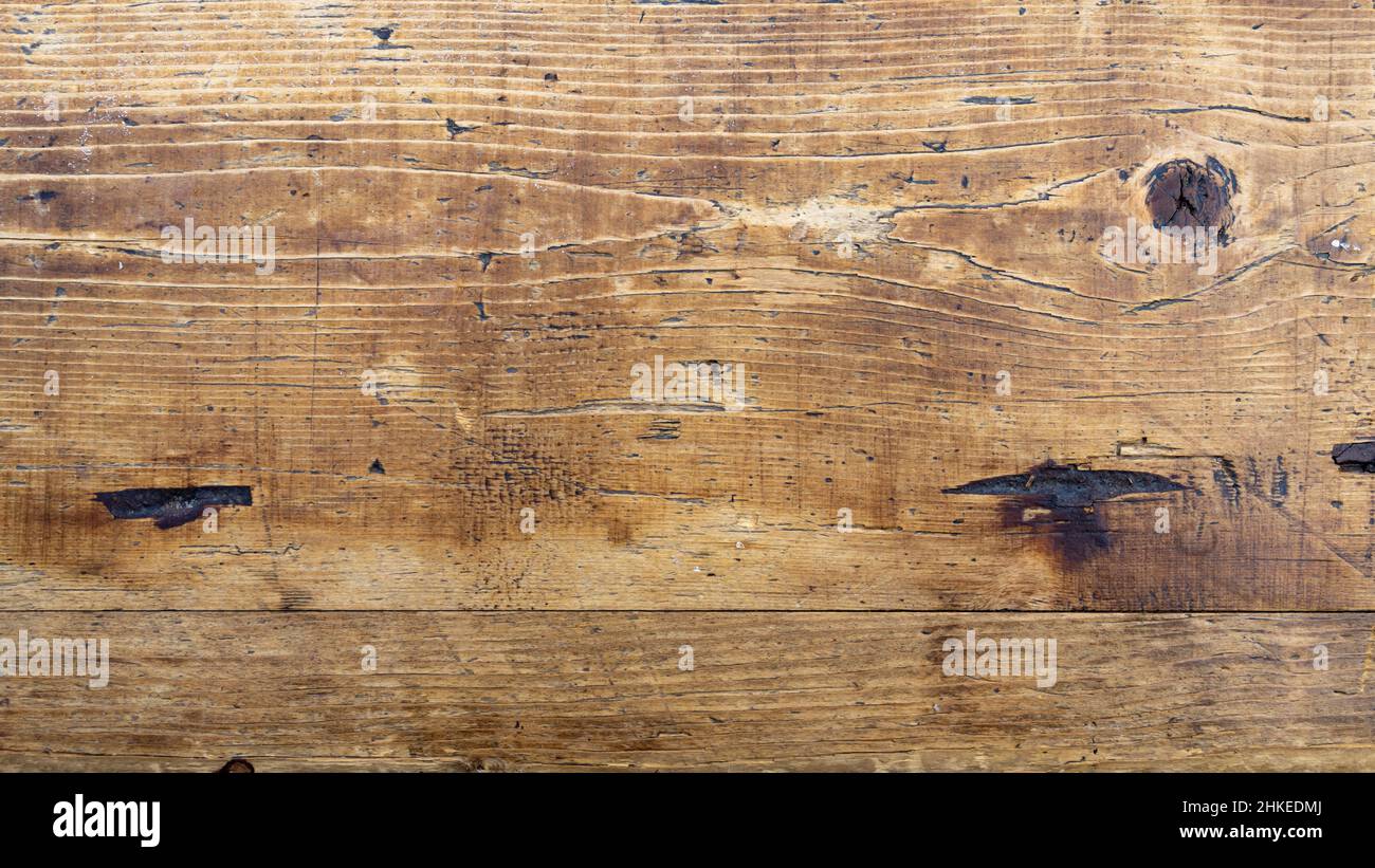 Nahaufnahme eines alten Holzbretts, das durch Messerfurchen ruiniert wurde Stockfoto