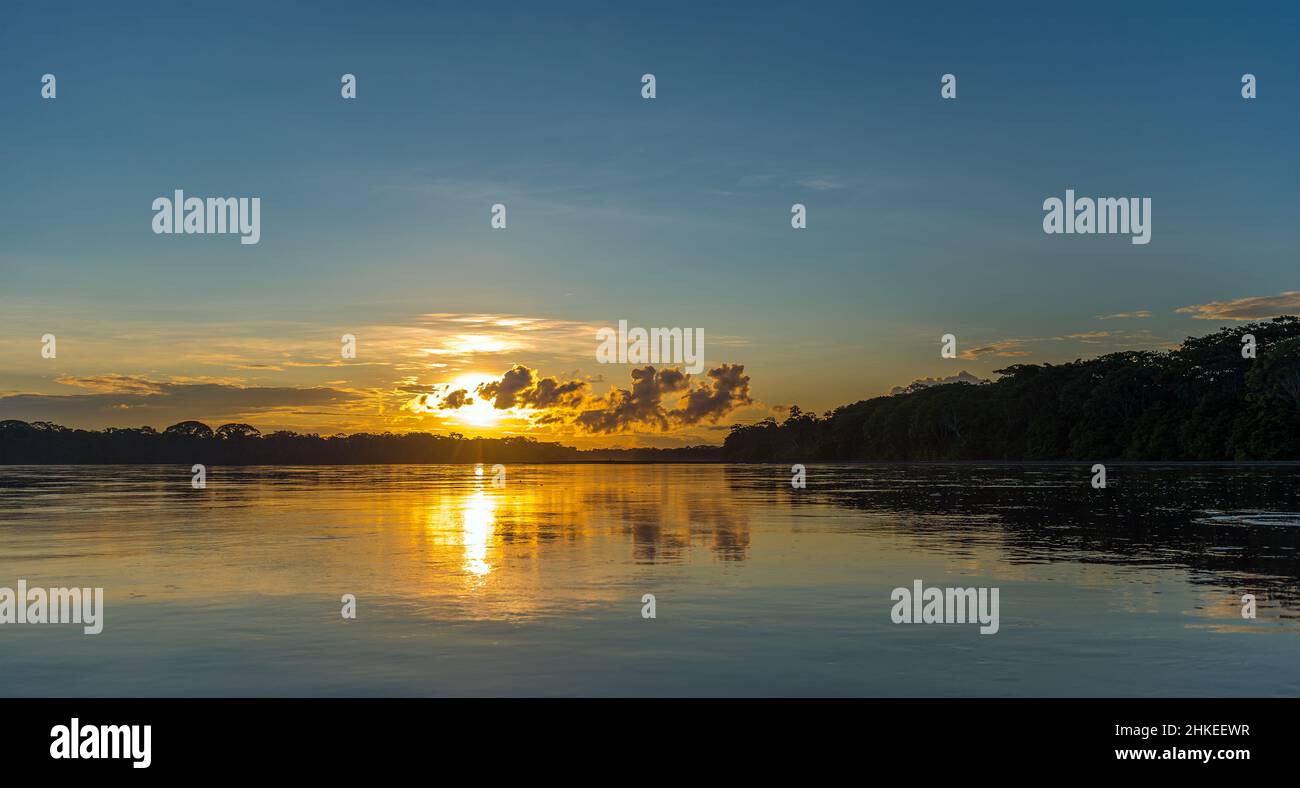 Amazonas-Regenwald-Sonnenuntergangspanorama entlang des Pastaza-Flusses, Ecuador. Stockfoto