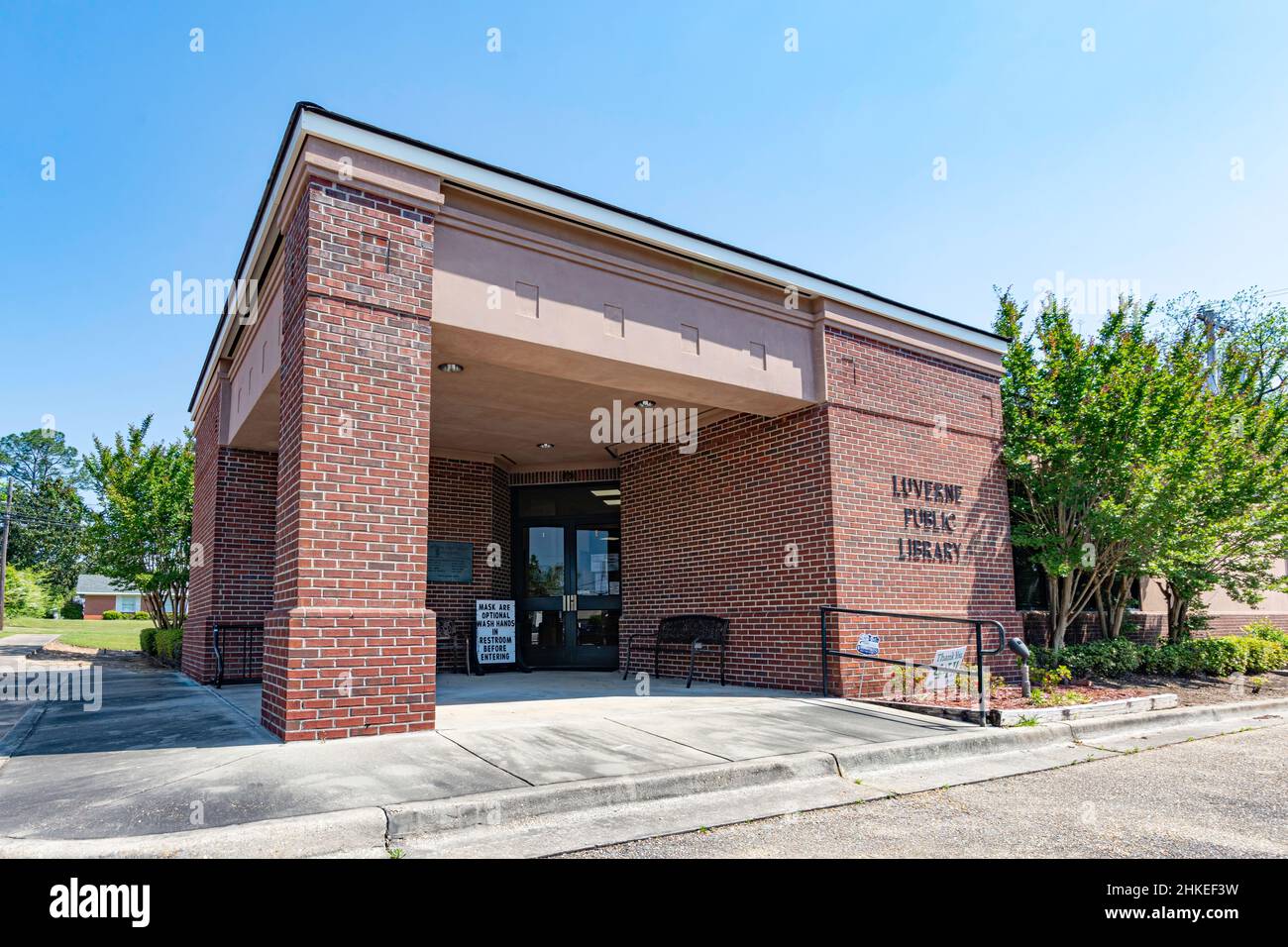 Luverne, Alabama, USA - 21. April 2021: Eintritt in die Luverne Public Library. Stockfoto