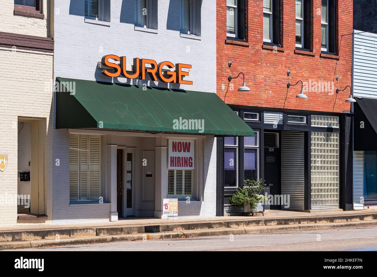 Greenville, Alabama, USA-Sept. 24, 2021: Gebäude in der Innenstadt von Greenville mit großem "Now Hiring"-Schild vor der Tür, ein Zeichen für die weit verbreitete Arbeitskräftemangel Stockfoto