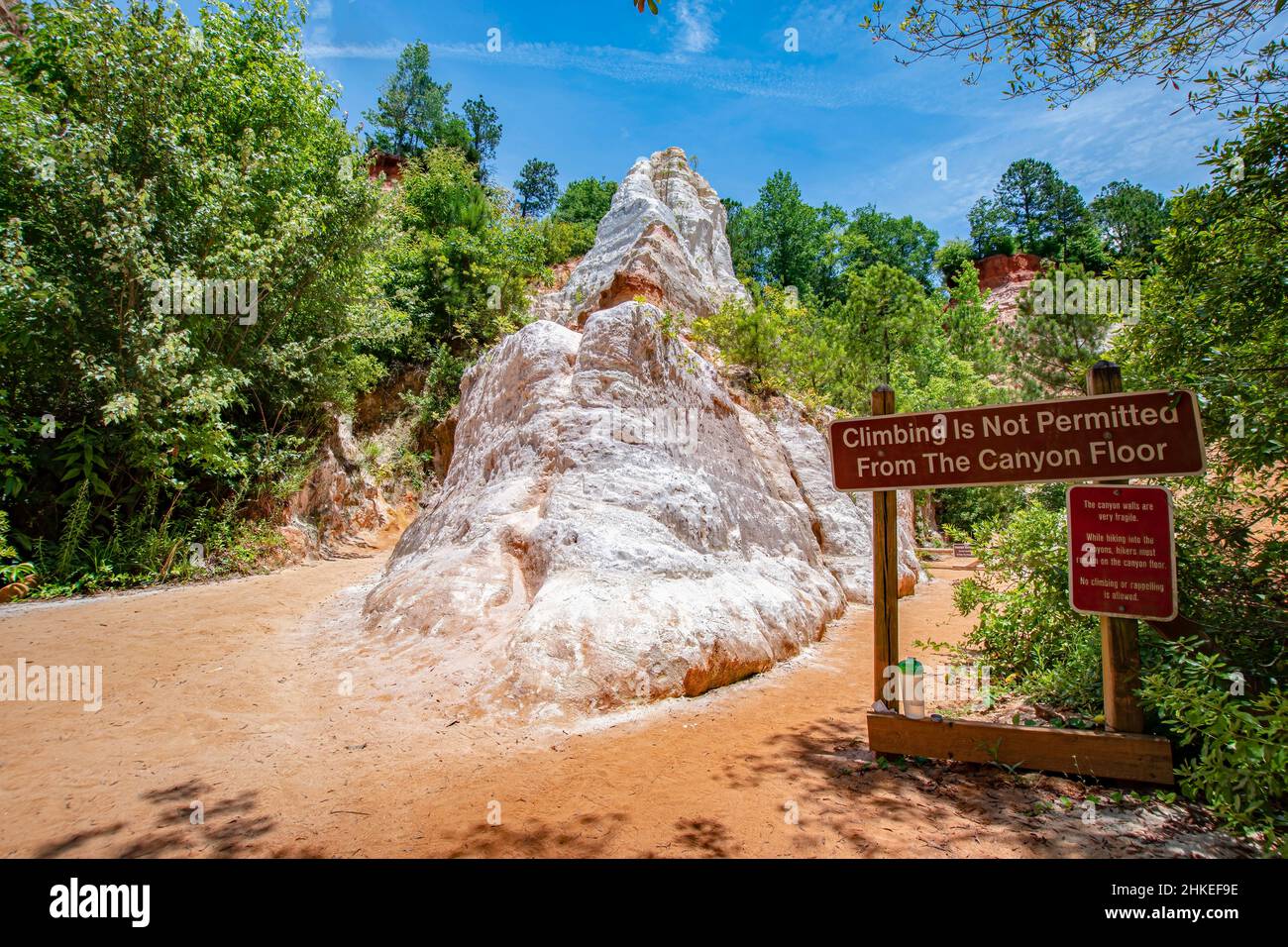 Lumpkin, Georgia, USA - 6. Juni 2021: Blick auf eine der Sandformationen ohne Kletterschild im Providence Canyon State Park im Südwesten von Georgia Stockfoto