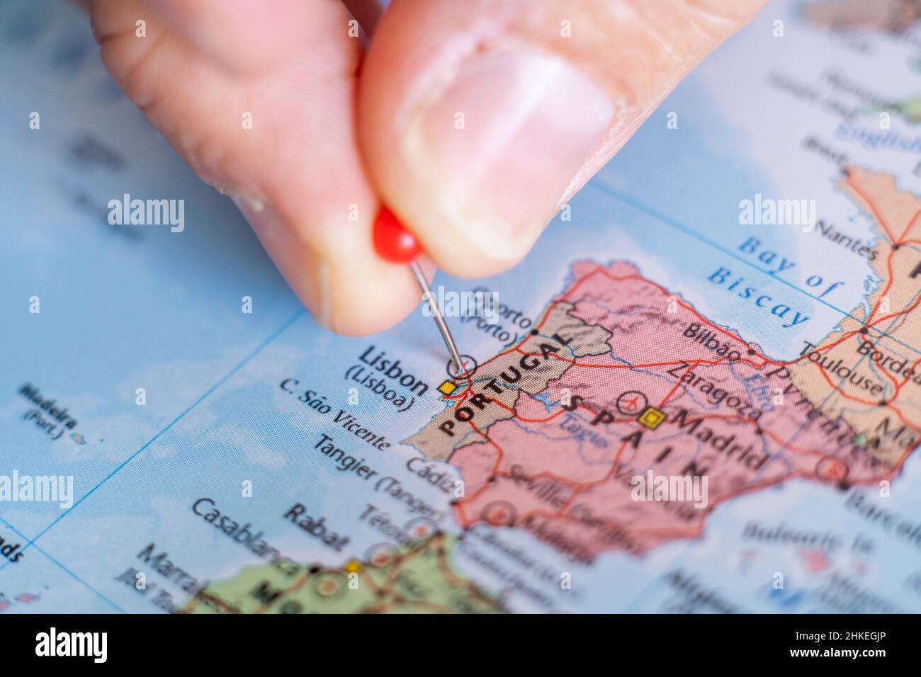 Portugal Pin auf einer Weltkarte. Portugal Reiseziel Planung fixiert. Konzept der iberischen Halbinsel Stockfoto