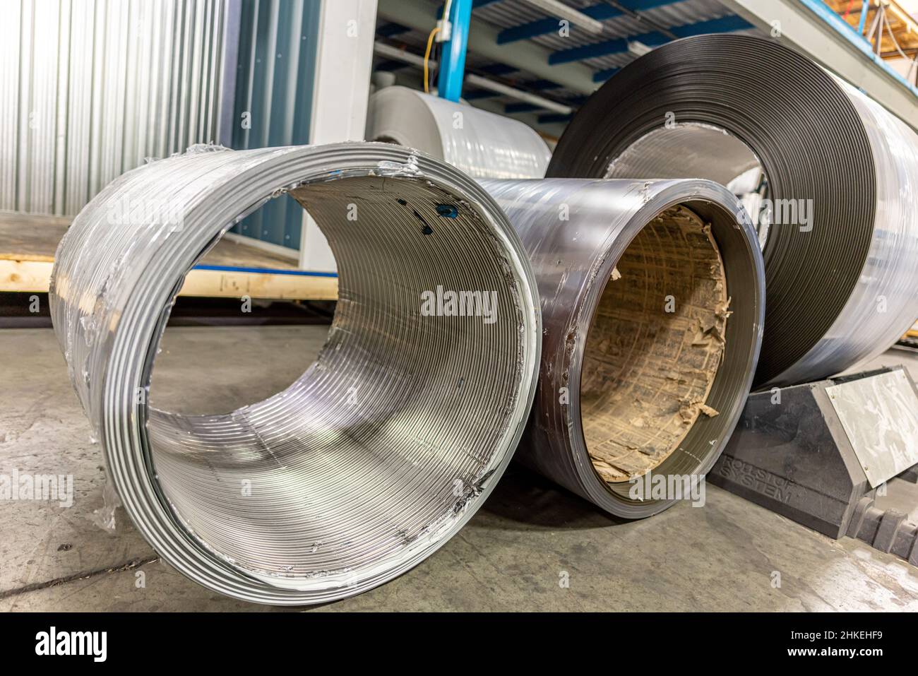 Coil Stahl Metallrollen in Metall Dachwerk Industrie Stockfoto