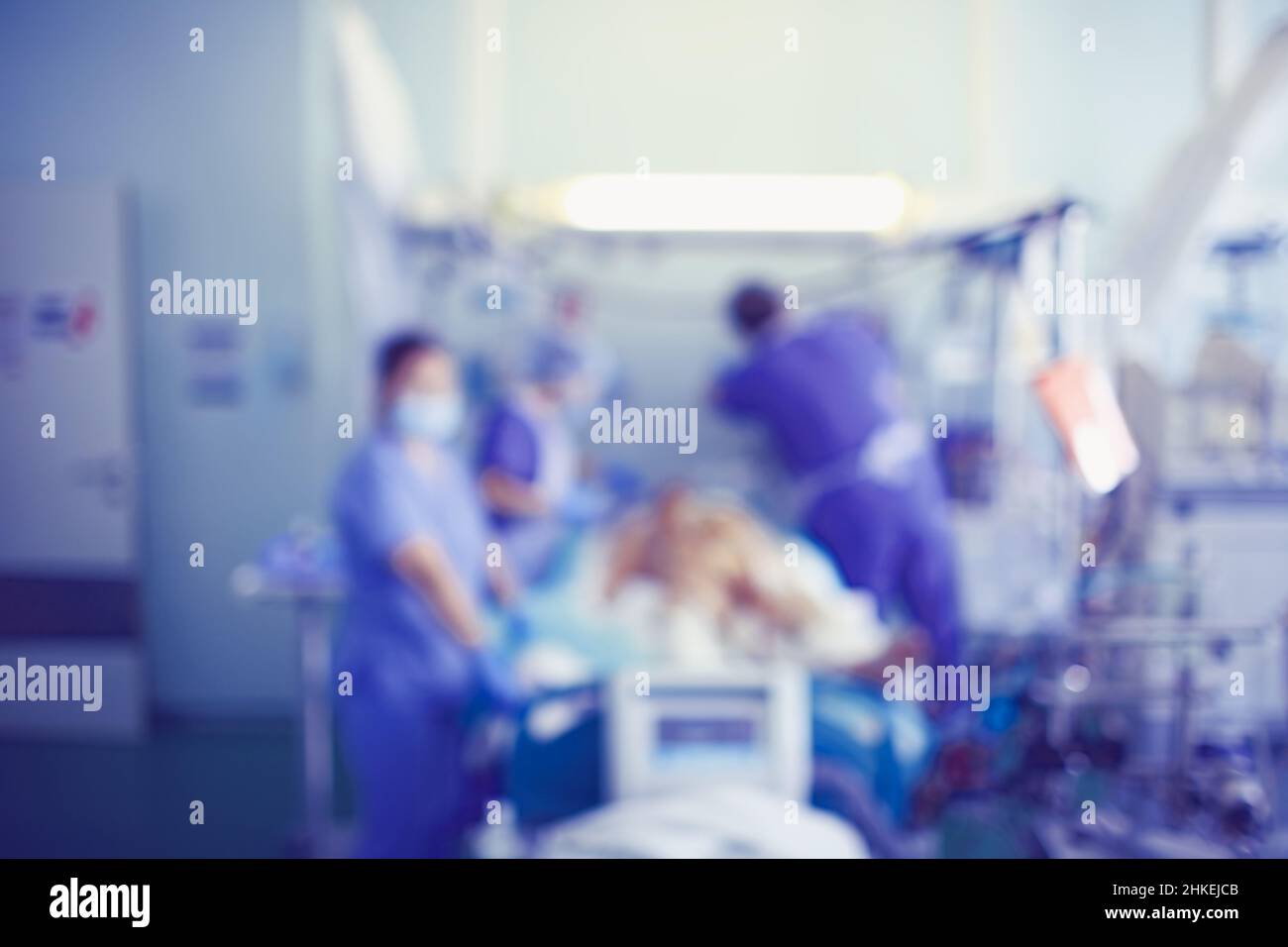 Medizinisches Team am Patientenbett in der CCU, unfokussierter Hintergrund. Stockfoto