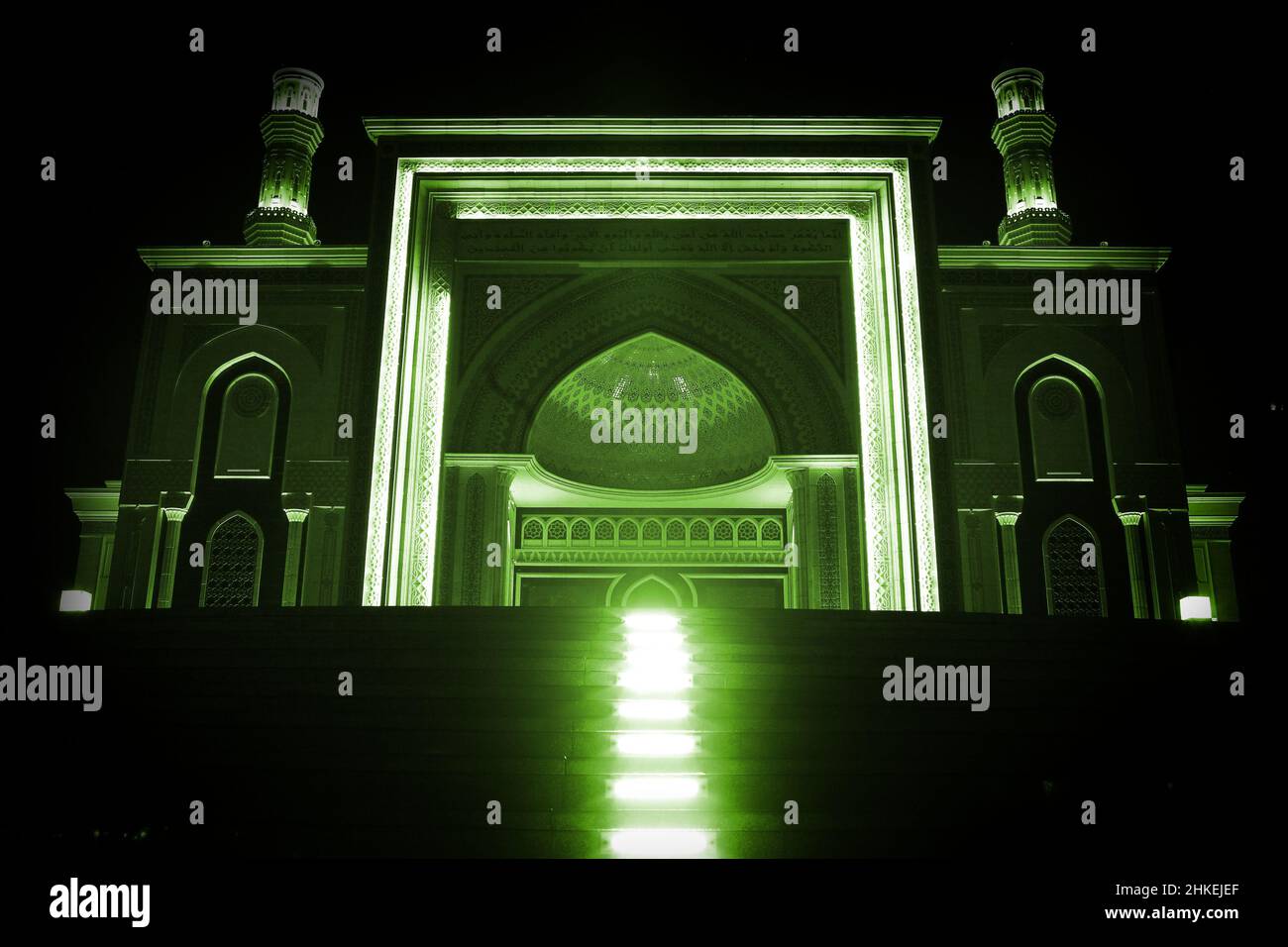 Nachtlandschaft der grünen Farbe beleuchteten Moschee. Stockfoto