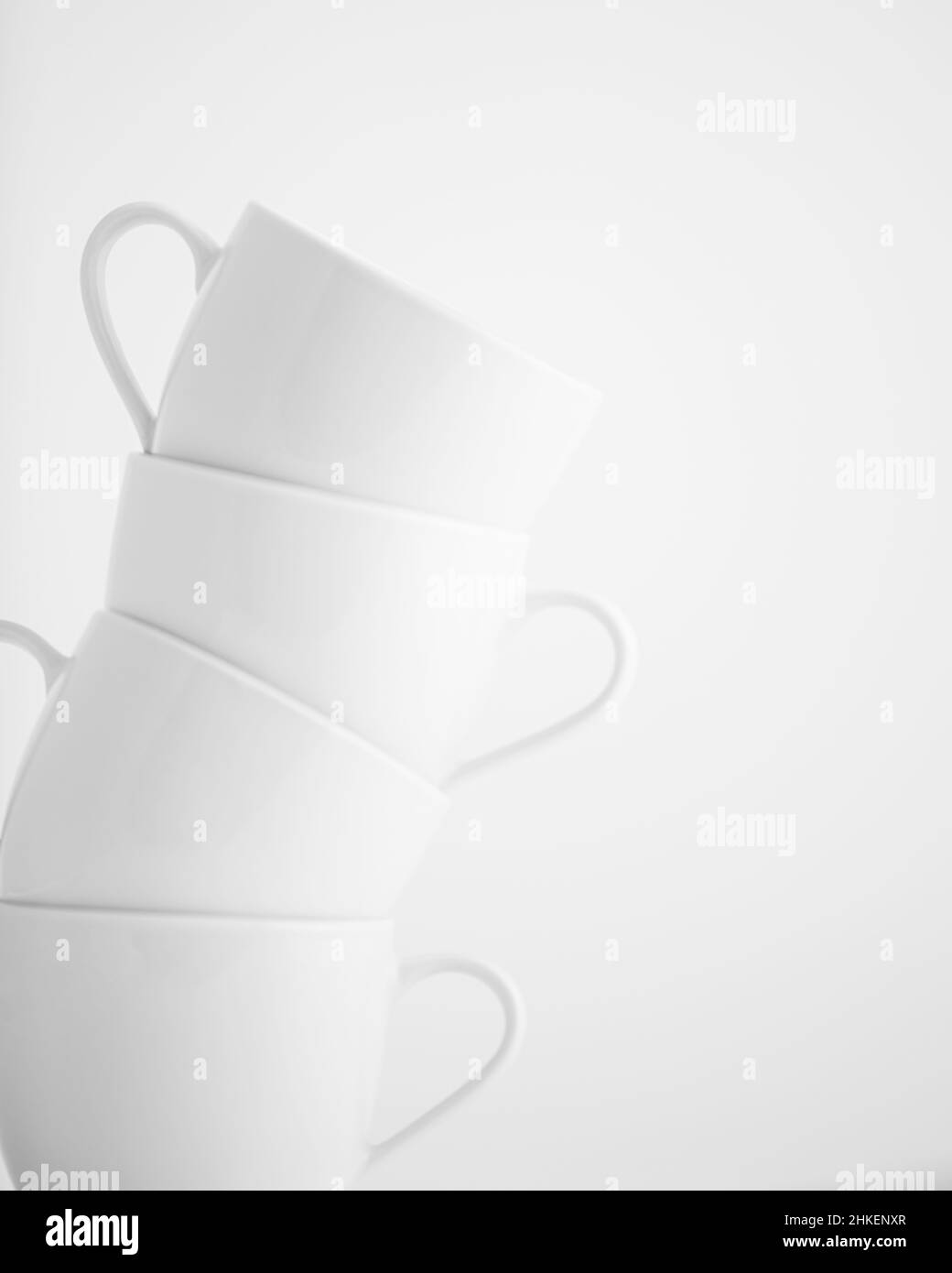 4 gestapelte Tassen in weiß, High-Key Stockfoto