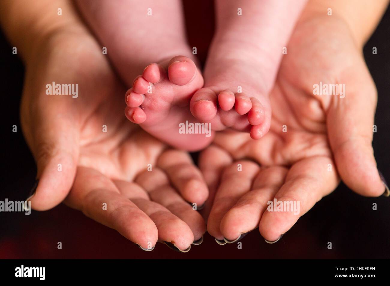 Datei Foto vom 23/01/16 einer Mutter, die die Füße eines neuen Babys hält. Eine lebensrettende Behandlung, die als teuerstes Medikament der Welt gilt, wird vom NHS für Babys und Kleinkinder eingeführt, die an einer seltenen und tödlichen genetischen Krankheit leiden. Ausgabedatum: Freitag, 4. Februar 2022. Stockfoto