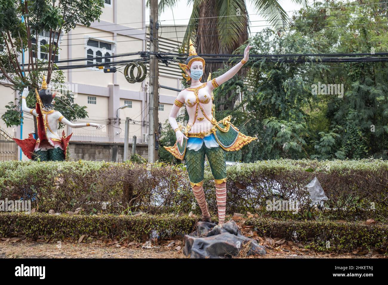 Kinnaree stellte eine Statue am Straßenrand auf, um die Menschen zu warnen, die Ausbreitung von COVID-19 zu verhindern. Mit einer Schutzmasse Stockfoto