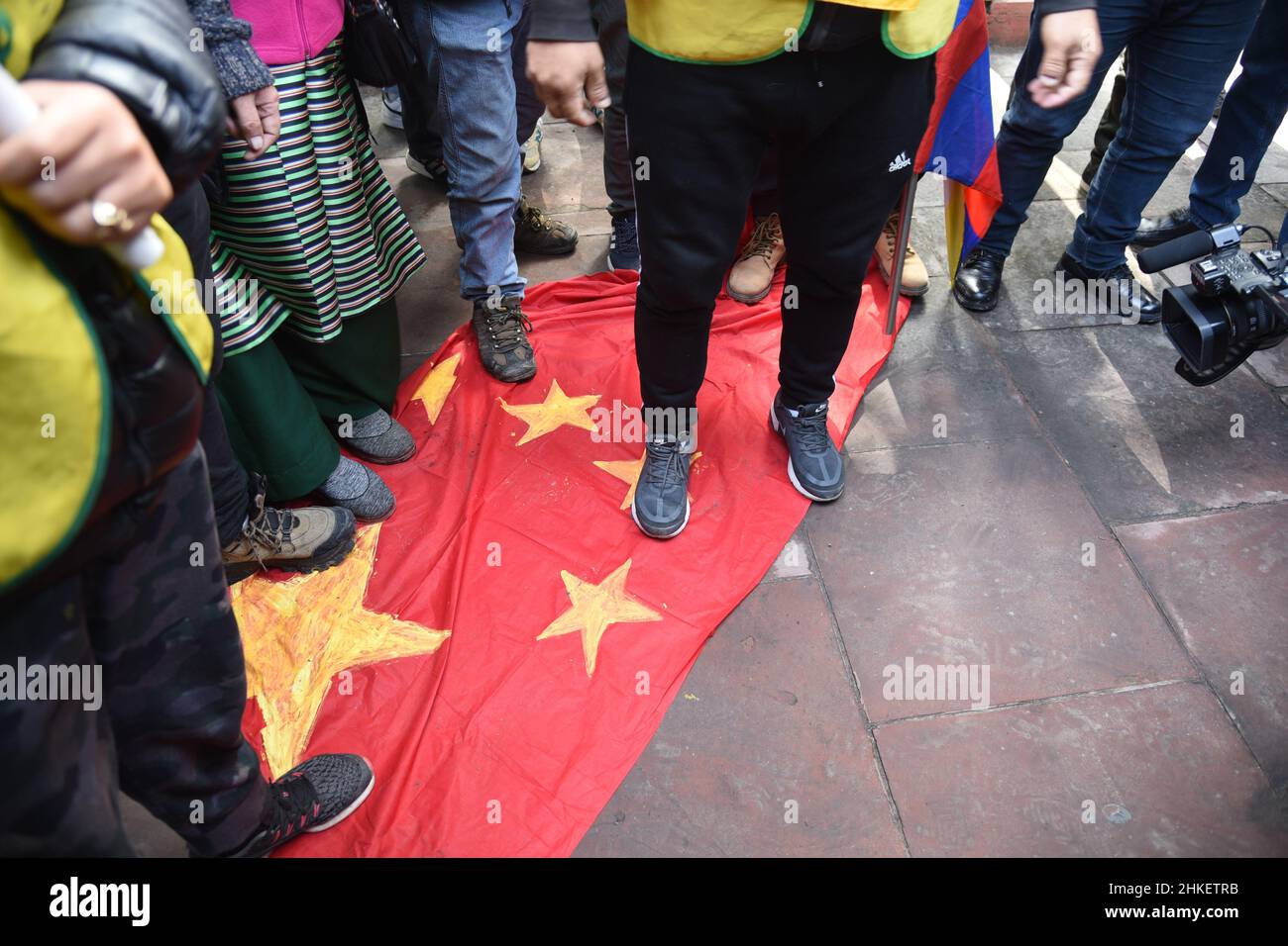 Die Ektivisten des Tibetischen Jugendkongresses protestieren in Neu-Delhi gegen die Olympischen Winterspiele in Peking, die sie am Freitag, dem 02. Februar 2022, als „Olympische Spiele des Genozids“ bezeichnen. Foto von Sondeep Shankar Stockfoto