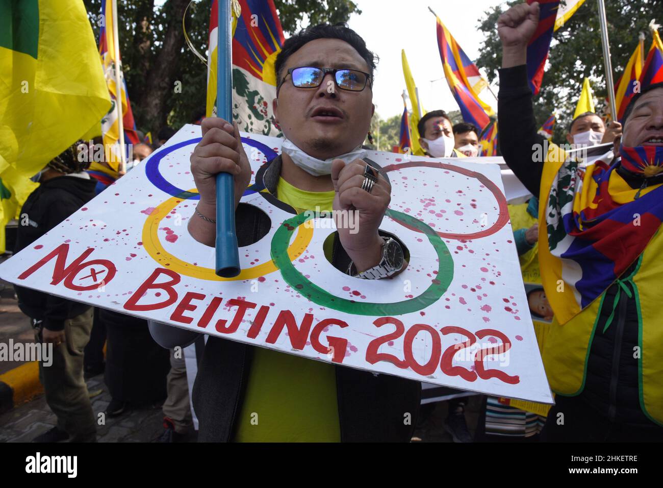 Die Ektivisten des Tibetischen Jugendkongresses protestieren in Neu-Delhi gegen die Olympischen Winterspiele in Peking, die sie am Freitag, dem 02. Februar 2022, als „Olympische Spiele des Genozids“ bezeichnen. Foto von Sondeep Shankar Stockfoto