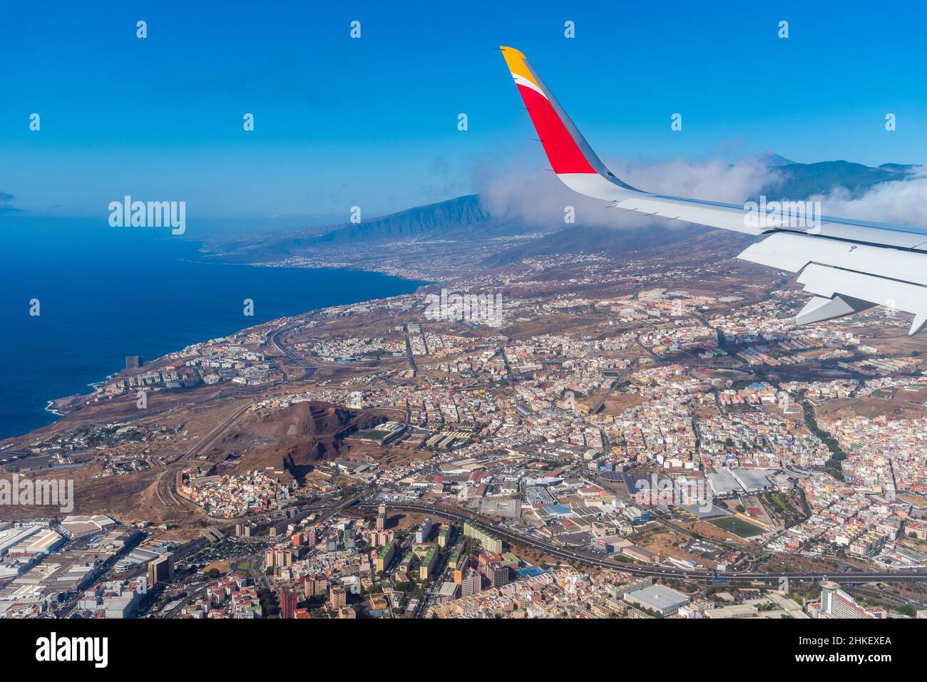 Santa Cruz de Teneriffa, Spanien - 2. August 2021: Blick auf den Flügel eines Iberia Airline-Flugzeugs, das vor der Landung in Santa Cruz de Teneriffa in der fliegt Stockfoto