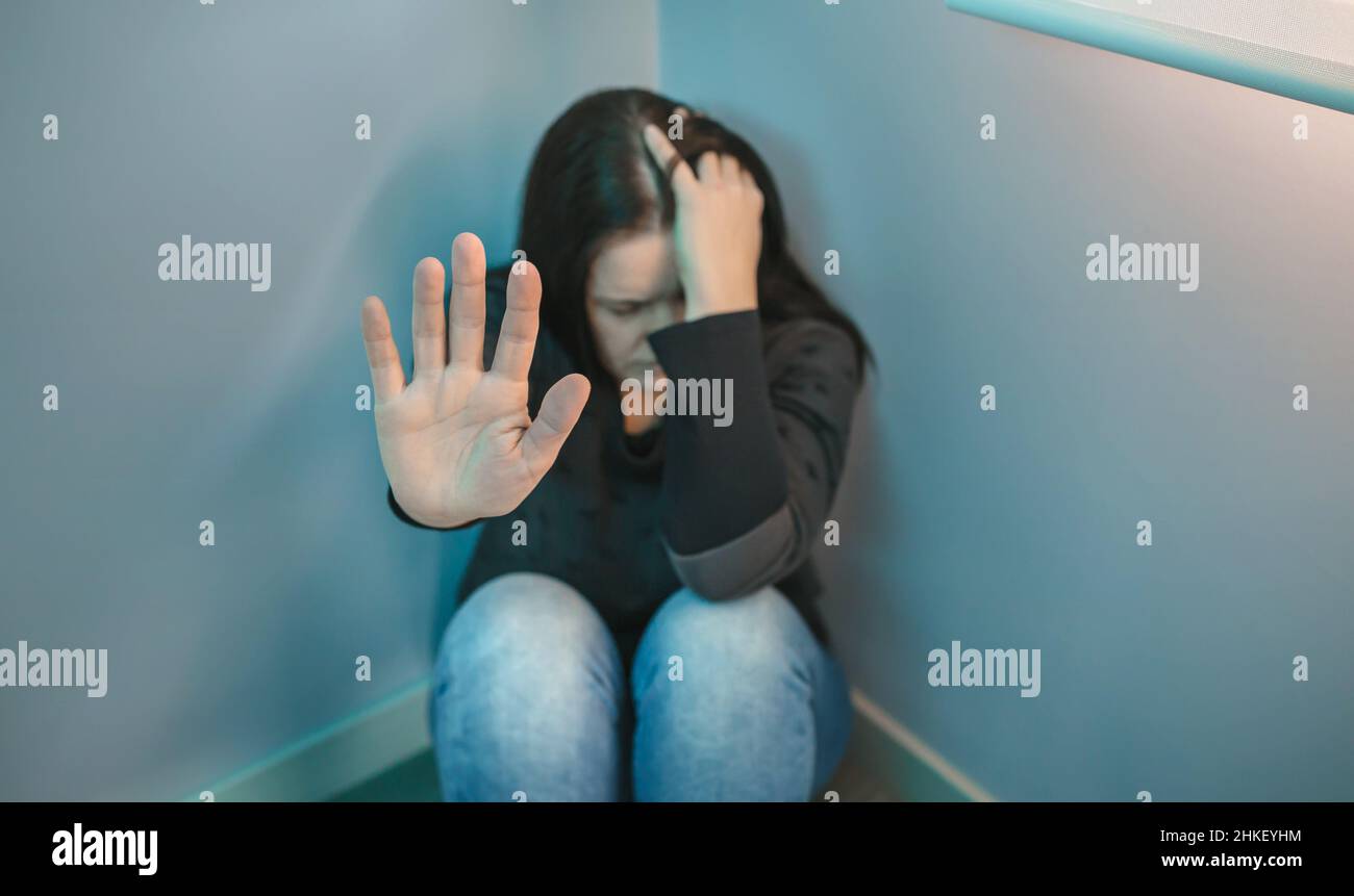 Verzweifelte Frau mit psychischen Problemen weigert sich, mit der Hand zu helfen Stockfoto