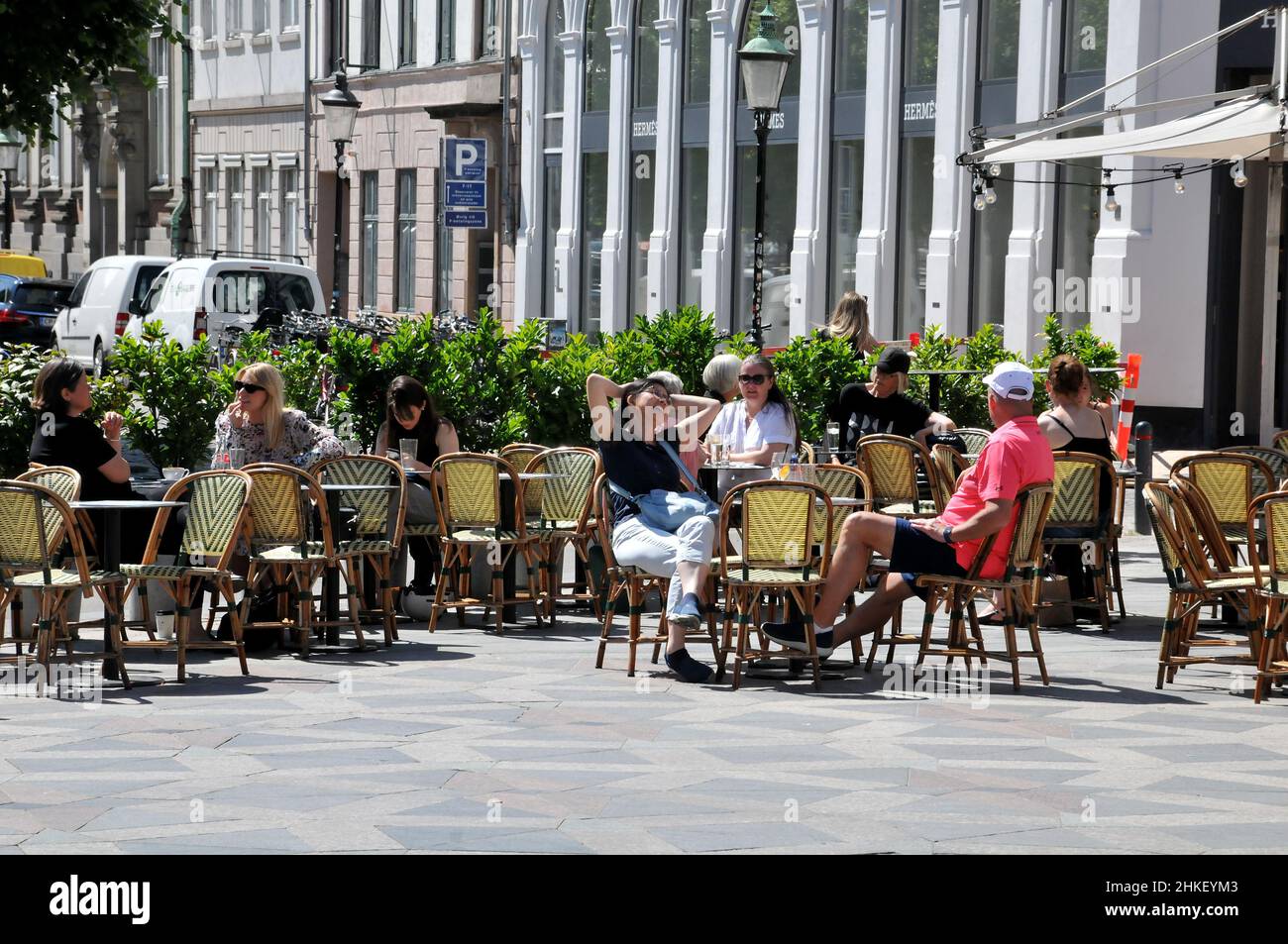 Kopenhagen, Dänemark, 18. Juni 2020/Dänen Genießen Sie Essen in Cafés und Restaurants und genießen Sie einen Tag auf dem Wasser, indem Sie mit Booten in Christianhavn Canal dueint corona Virus pandemic /covid-19 in Dänemark segeln (Foto..Francis Dean/DeanPictures) Stockfoto