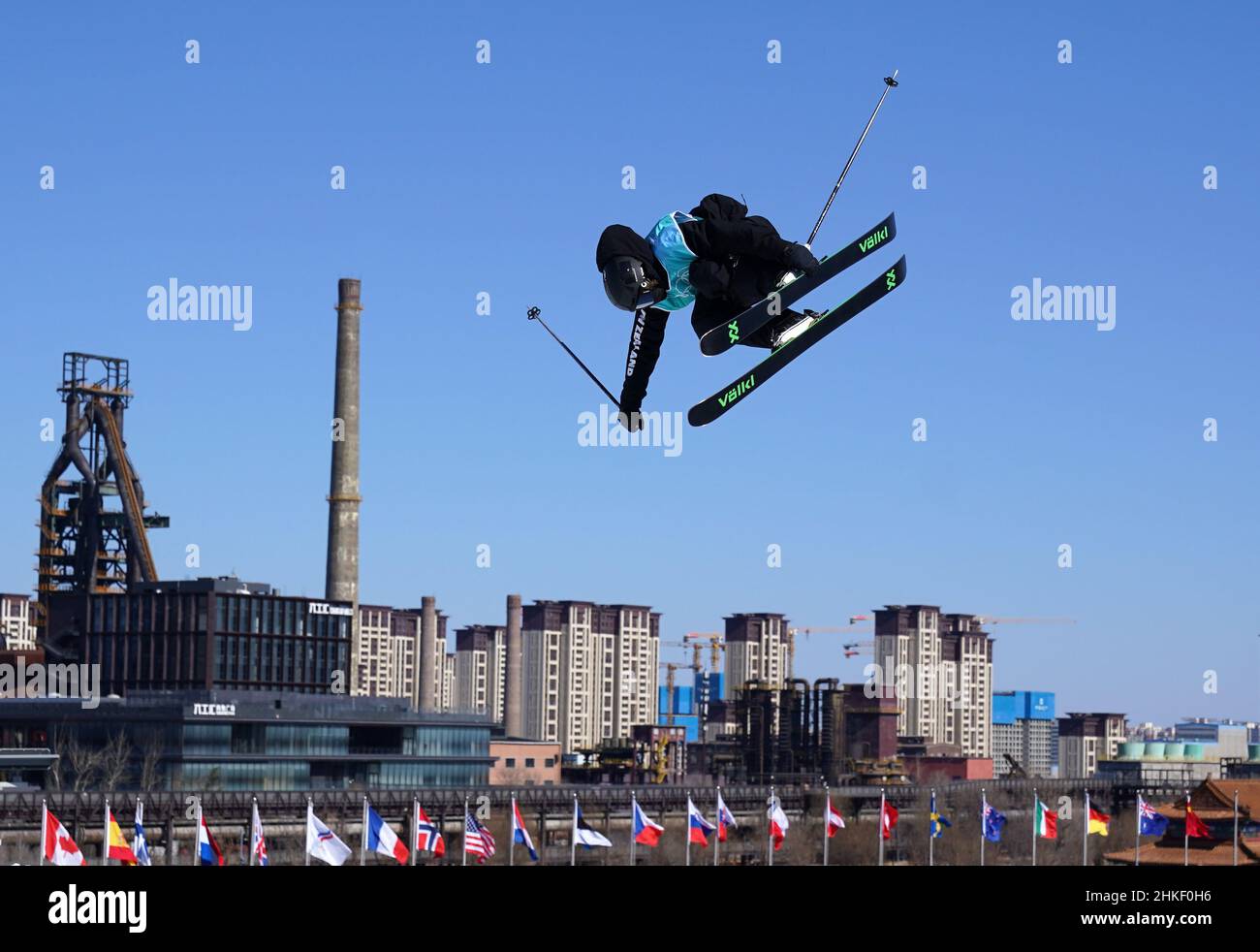 Ein FreestyleSkifahrer trainiert im Genting Snow Park A & M Stadium