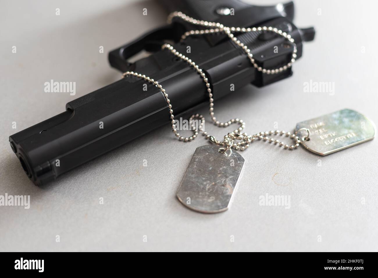 Pistole mit Dogtags. Konzept von Dienst und Dienst in US-Streitkräfte. Veteranenkonzept Stockfoto