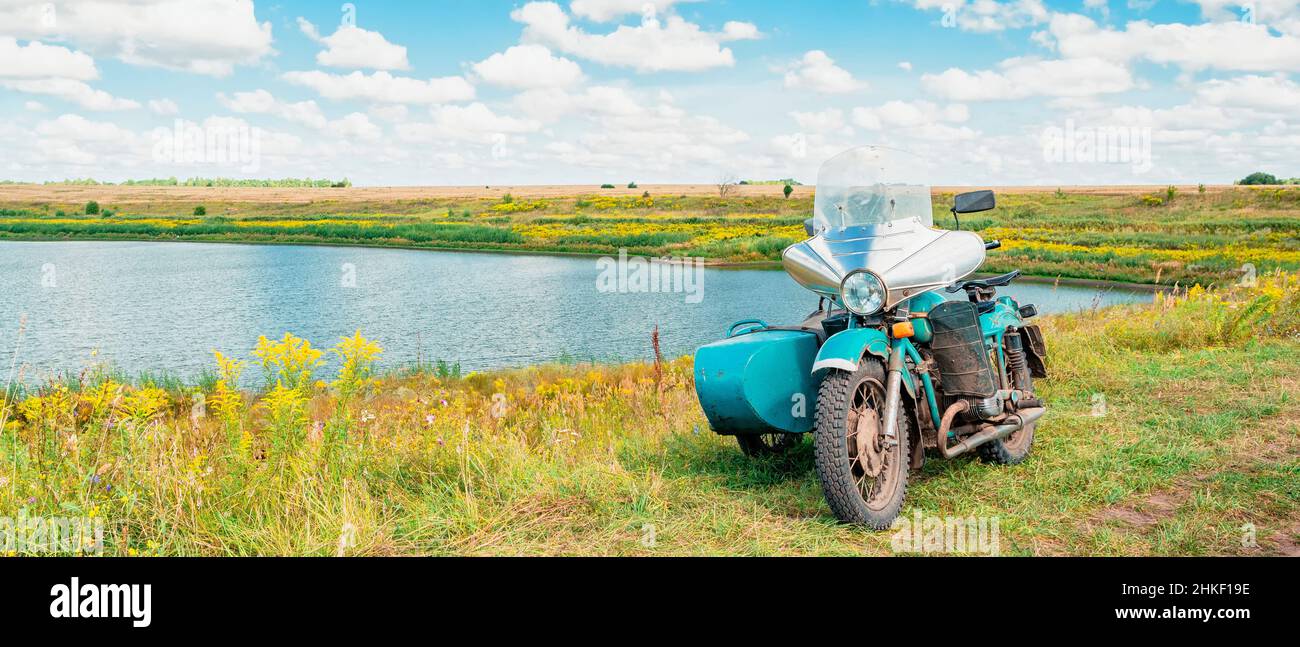 Vintage-Seitenwagen am Teichufer. Russische Naturlandschaft Stockfoto