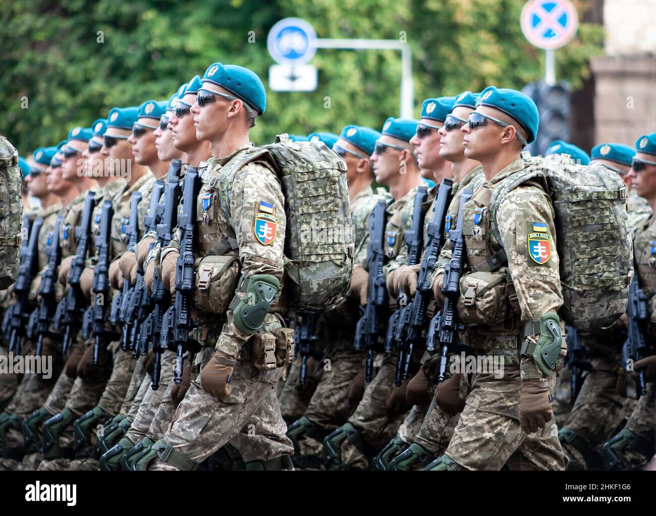 Ukraine, Kiew - 18. August 2021: Luftstreitkräfte. Ukrainisches Militär. Es gibt eine Abteilung von Rettern. Helfer. Das Militärsystem marschiert in der Parade ein. Marsch der Menge. Soldaten der Armee. Stockfoto