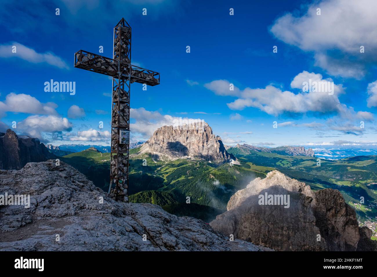 Die Ostwand von Saslonch, Langkofel oder Langkofel, vom Kreuz aus gesehen auf dem Gipfel des Grand Cir. Stockfoto
