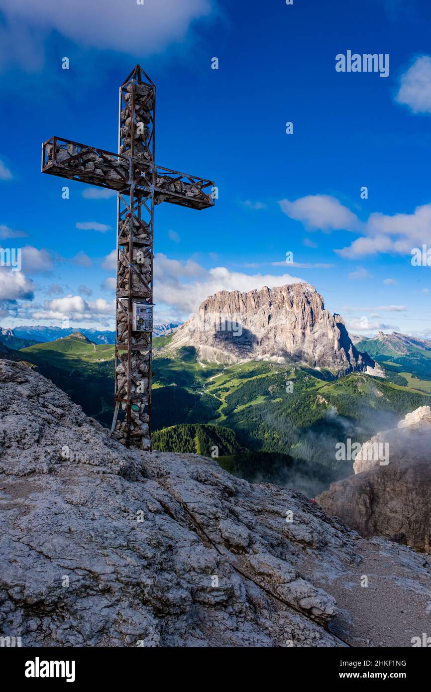 Die Ostwand von Saslonch, Langkofel oder Langkofel, vom Kreuz aus gesehen auf dem Gipfel des Grand Cir. Stockfoto