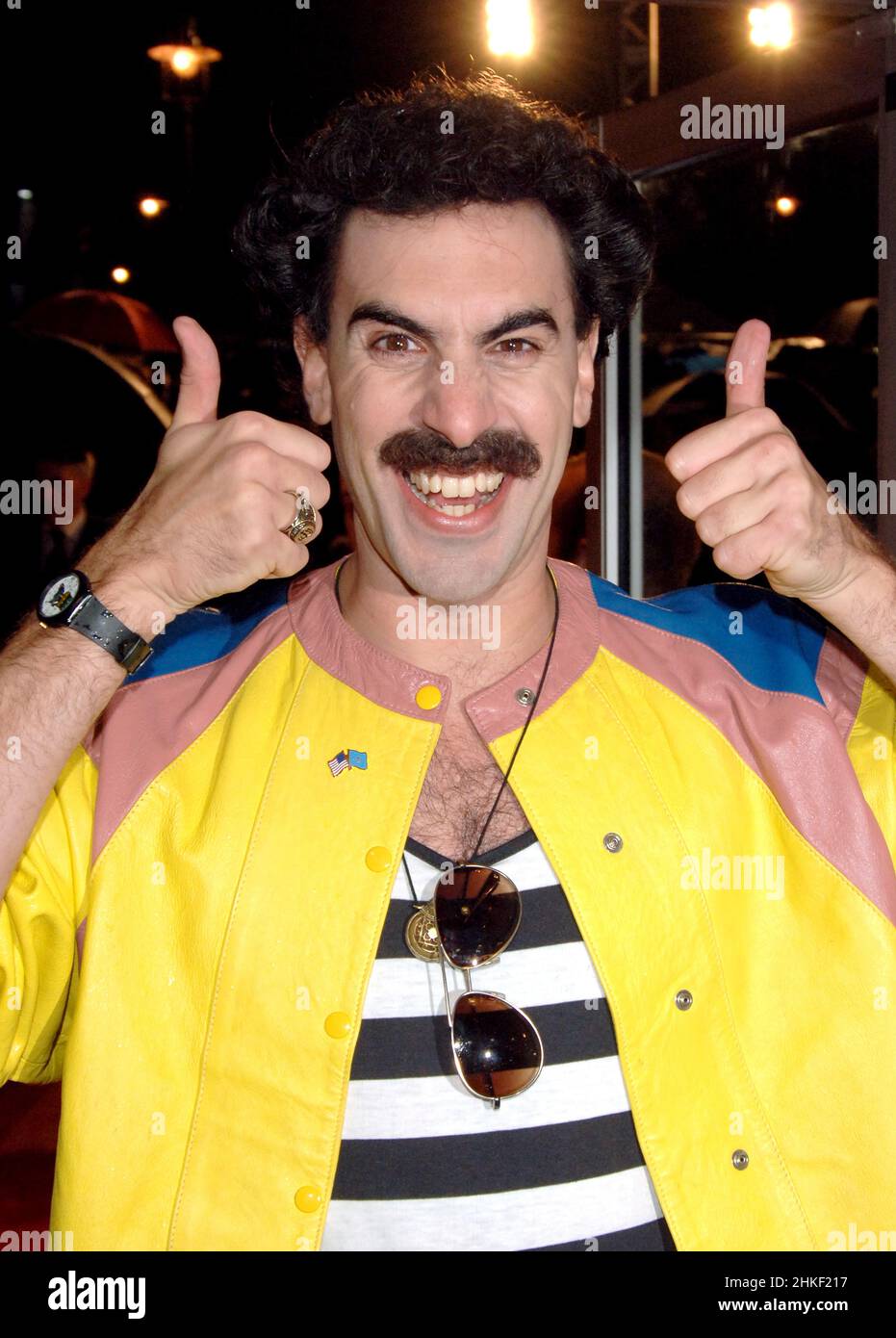 Datei Foto vom 25/10/06 von Sacha Baron Cohen auf dem roten Teppich bei Borat Movie Premiere ankommen. Herr Cohen hat seine berühmteste Comedy-Persönlichkeit gechannelt, um seiner Frau Alles Gute zum Geburtstag. zu wünschen Stockfoto