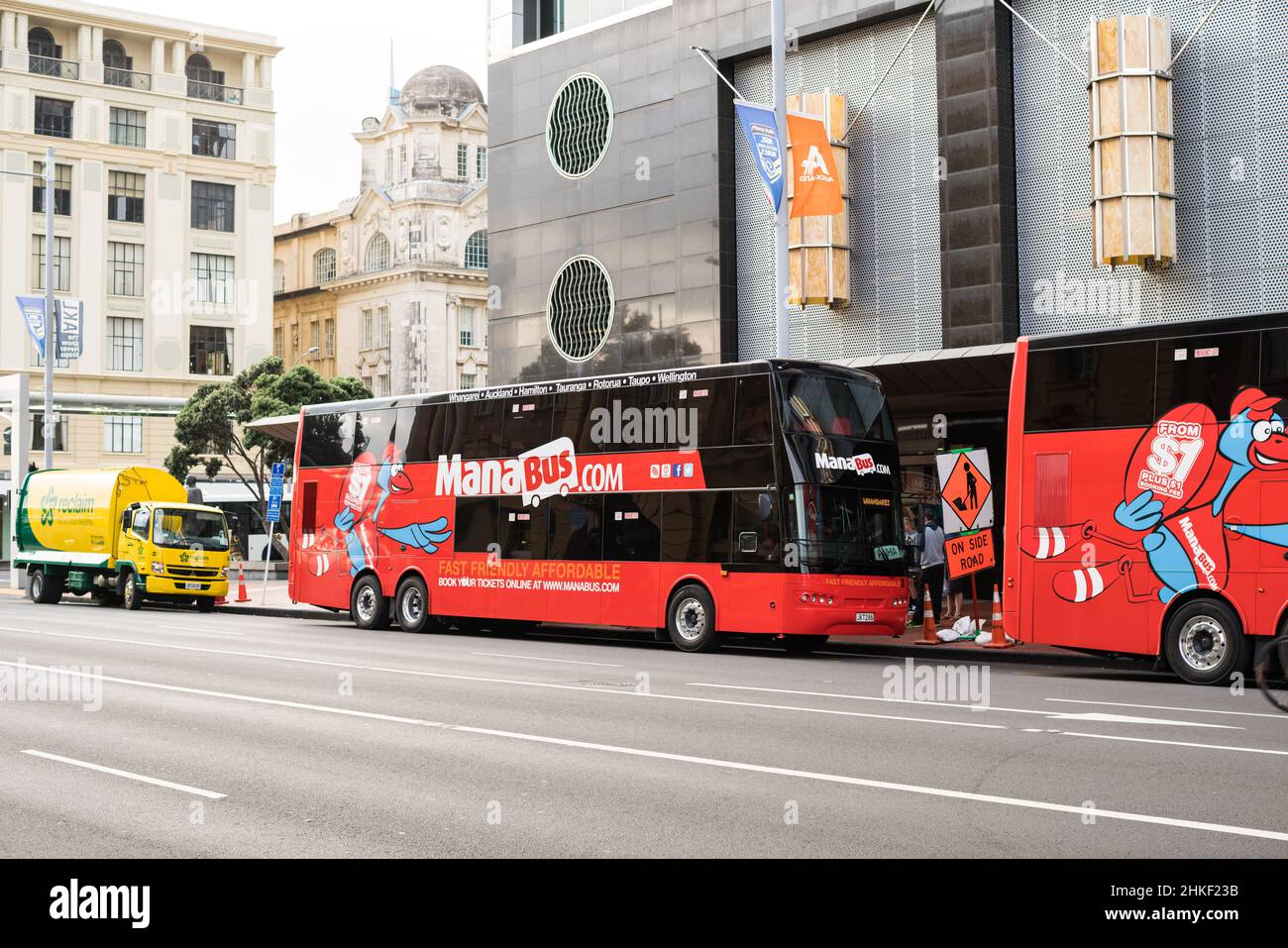 Neuseeland, Auckland, 13. Januar 2016: Große Personenbusse auf einer Straße in auckland Stockfoto