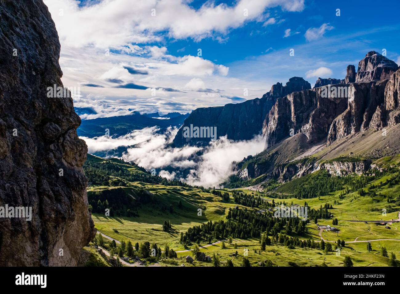 Luftaufnahme über die Gipfel der Puez-Gruppe hinunter nach Corvara und das Tal von Badia, bedeckt von Wolken, vom Gipfel des Grand Cirus aus gesehen. Stockfoto