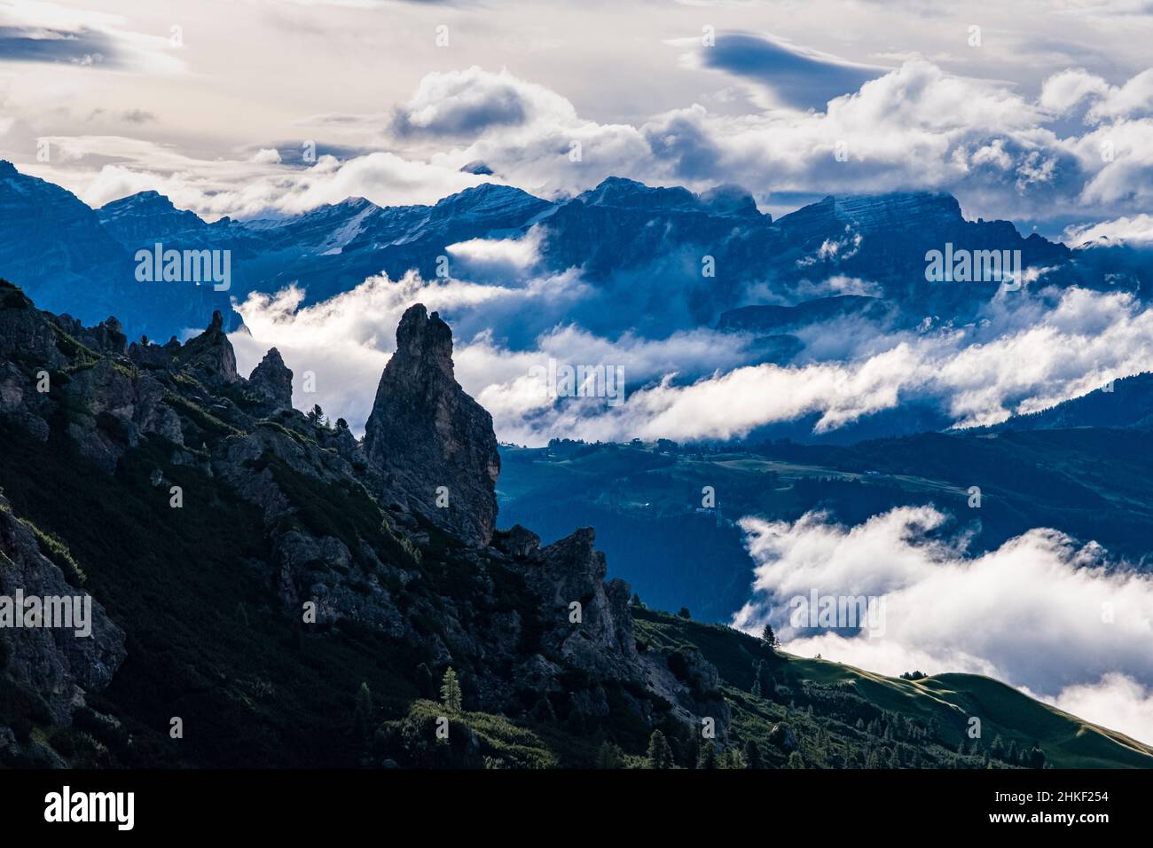 Luftaufnahme über die Gipfel der Puez-Gruppe hinunter nach Corvara und das Tal von Badia, bedeckt von Wolken, vom Gipfel des Grand Cirus aus gesehen. Stockfoto