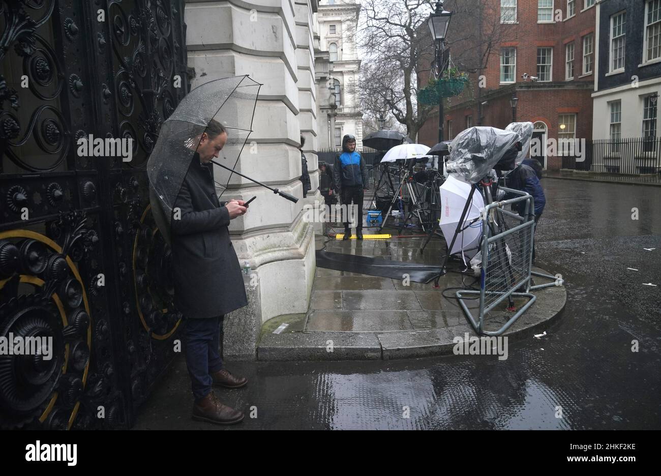 In Downing Street, London, ist die Fernsehausrüstung vor Regen geschützt, da die Medien darauf warten, dass Aktivitäten stattfinden. Der innere Kreis von Premierminister Boris Johnson wurde durch eine Vielzahl von Rücktritten erschüttert, nachdem vier hochrangige Mitarbeiter am Donnerstag gekündigt hatten. Bilddatum: Freitag, 4. Februar 2022. Siehe PA Geschichte POLITIK Johnson. Das Foto sollte lauten: Yui Mok/PA Wire Stockfoto