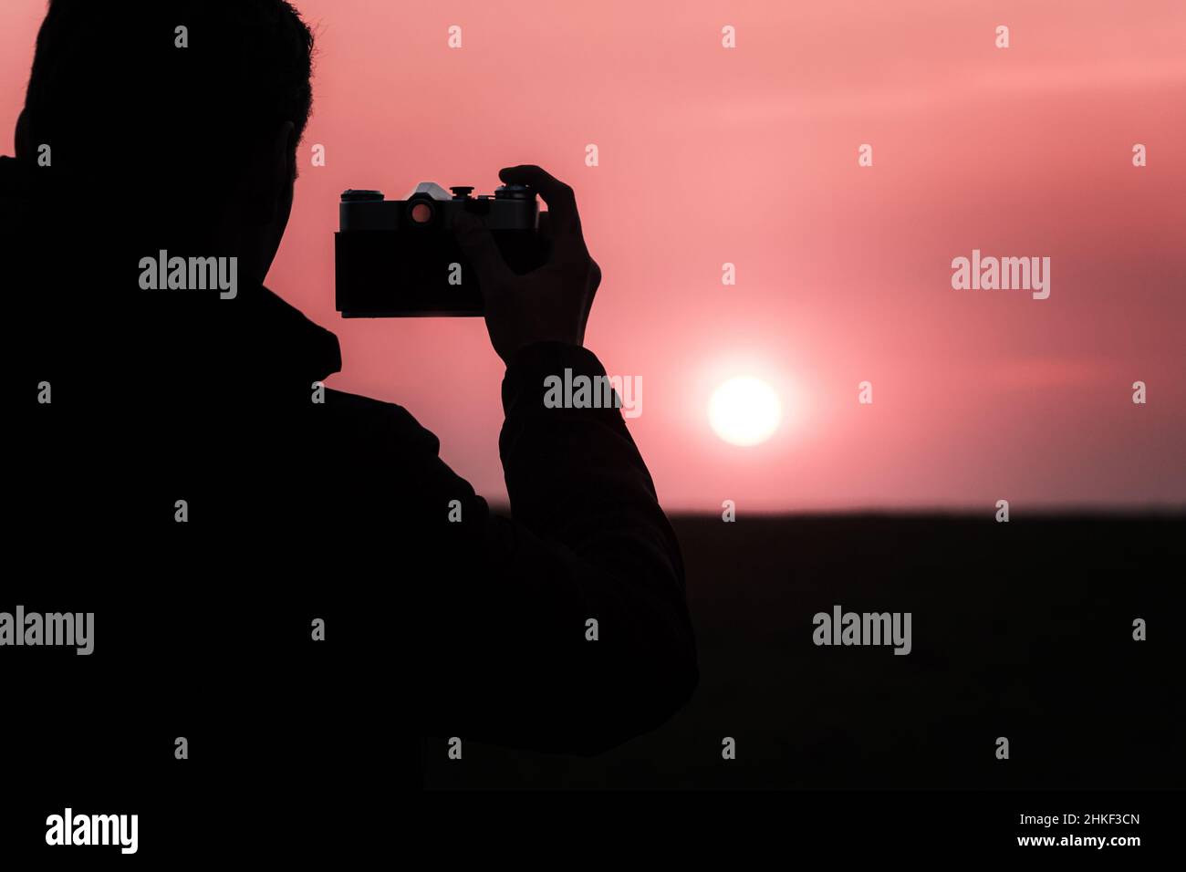 Silhouette eines Mannes mit einer Filmkamera Stockfoto