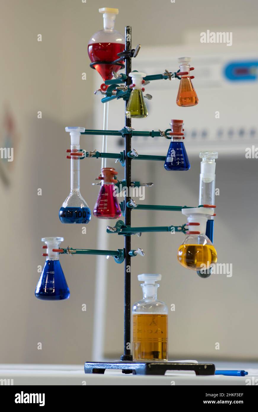 Chemielabor. Verschiedene farbige Lösungen in Kolben . Stockfoto