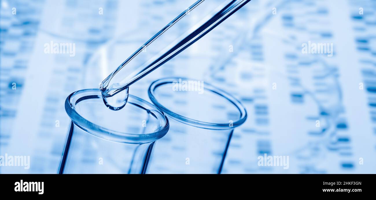 Pipette und Reagenzglas mit DNA im Hintergrund Stockfoto