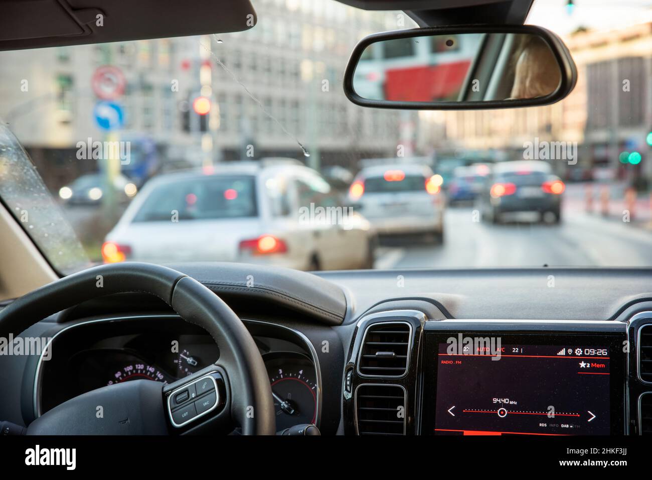 Blick von einem Auto durch die Windschutzscheibe auf die Straße im Stadtzentrum Stockfoto