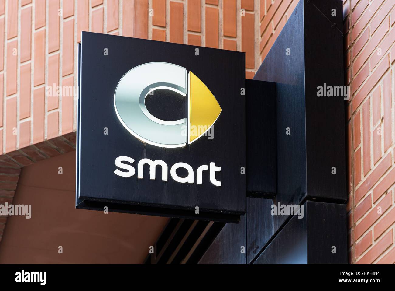 VALENCIA, SPANIEN - 02. FEBRUAR 2022: Smart ist eine deutsche Automobilmarke und Division der Daimler AG. Stockfoto