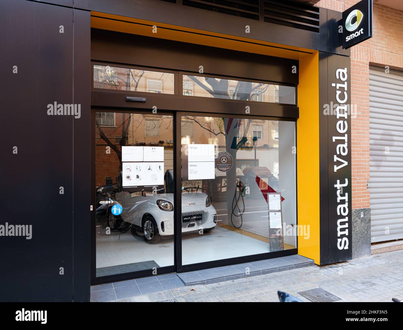 VALENCIA, SPANIEN - 02. FEBRUAR 2022: Smart ist eine deutsche Automobilmarke und Division der Daimler AG. Stockfoto