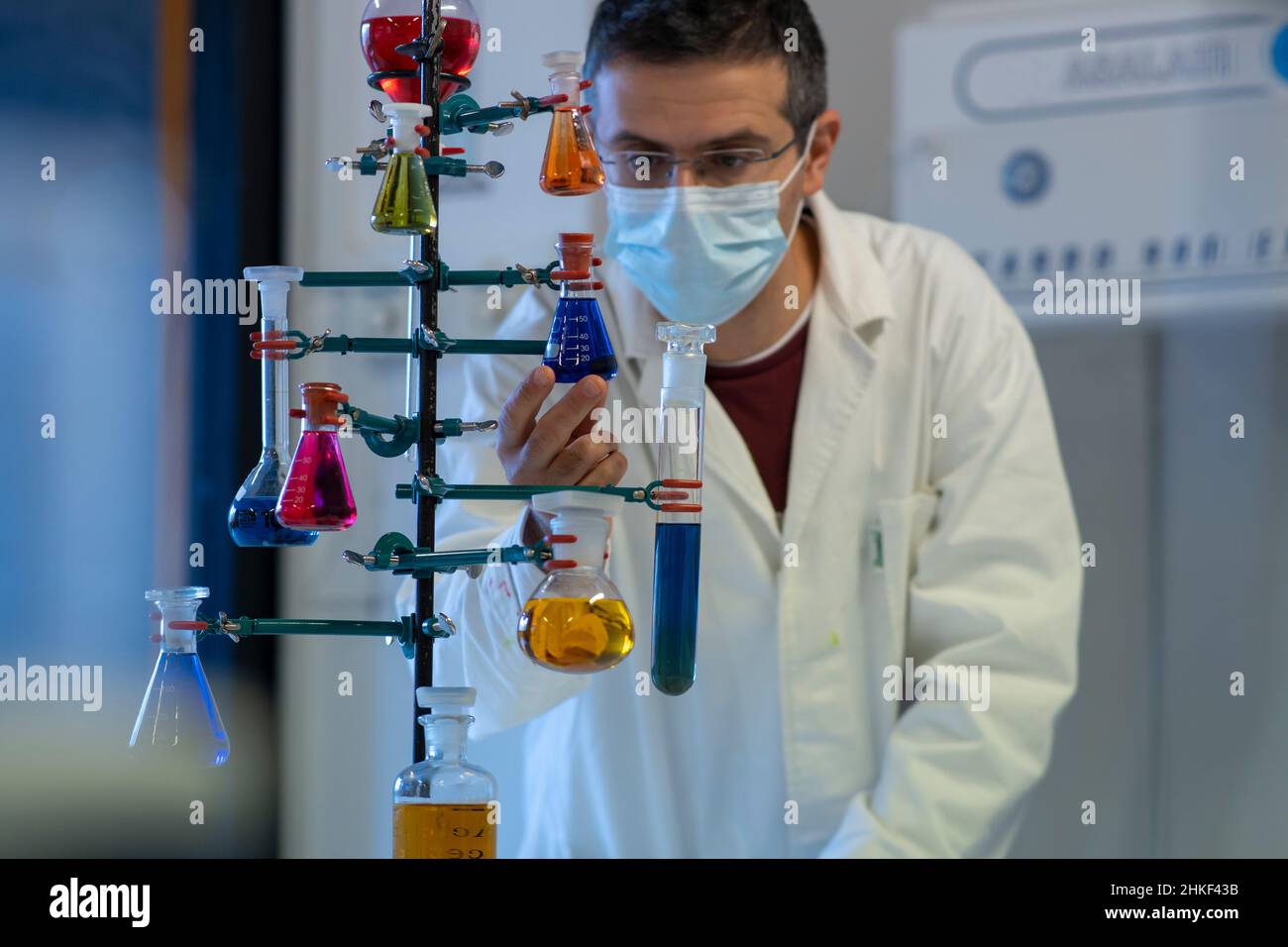 Chemiker mit Laborkittel bei der Arbeit im Chemielabor. Stockfoto