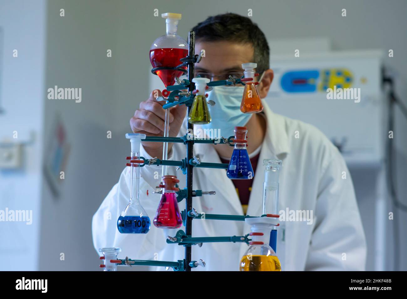 Chemiker mit Laborkittel bei der Arbeit im Chemielabor. Stockfoto