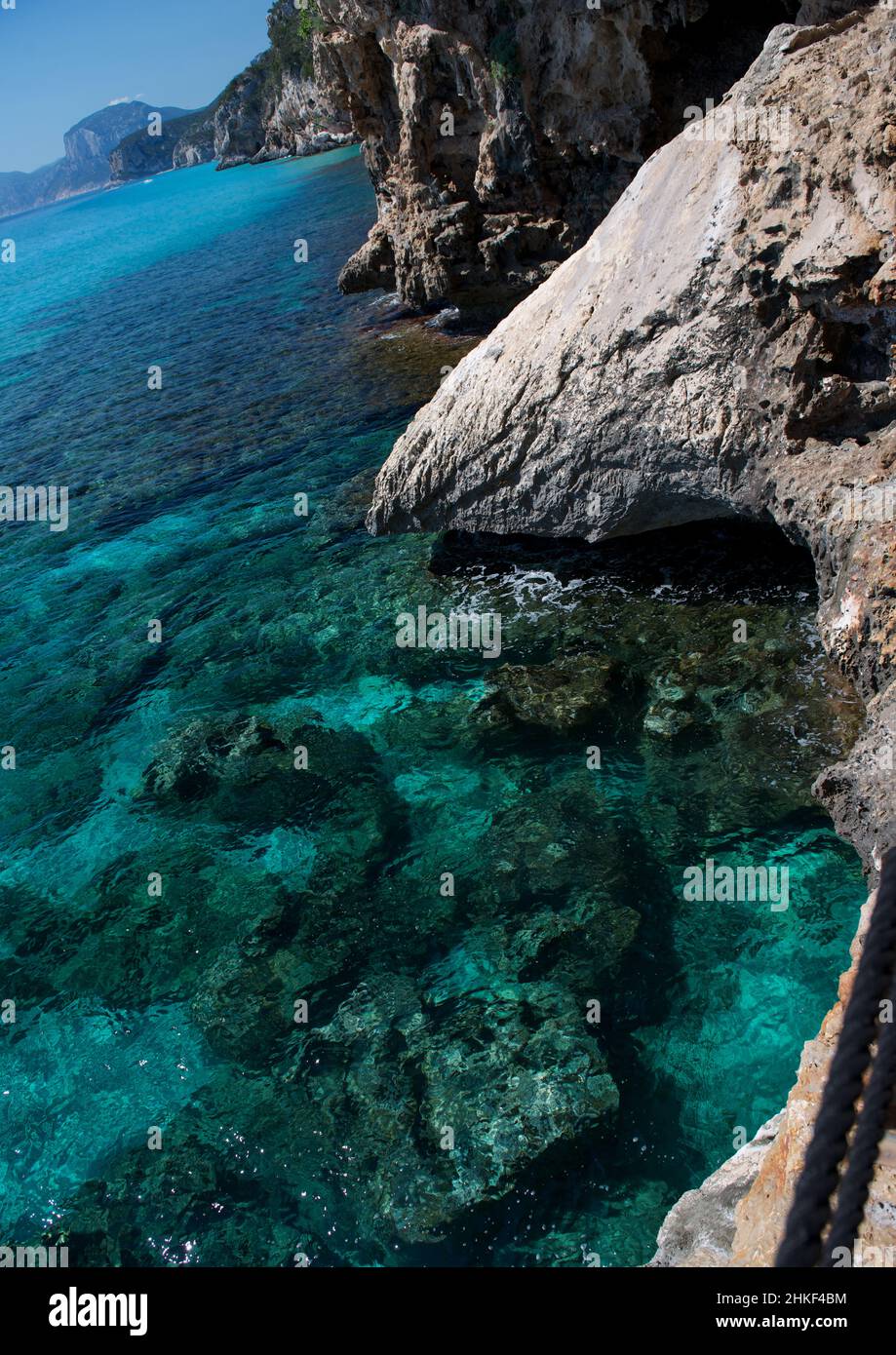 Blick auf das smaragdgrüne kristallklare Wasser auf Sardinien, Blick auf die Küste Stockfoto
