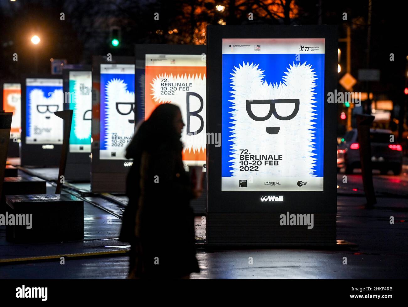 Berlin, Deutschland. 03rd. Februar 2022. Beleuchtete Plakate der Internationalen Filmfestspiele 72nd stehen in der Abenddämmerung am Potsdamer Platz. Die Berlinale findet trotz steigender Coronainfektionen vom 10. Bis 20. Februar 2022 statt. Die Preisverleihung ist bereits für den 16. Februar 2022 geplant. Quelle: Jens Kalaene/dpa-Zentralbild/dpa/Alamy Live News Stockfoto