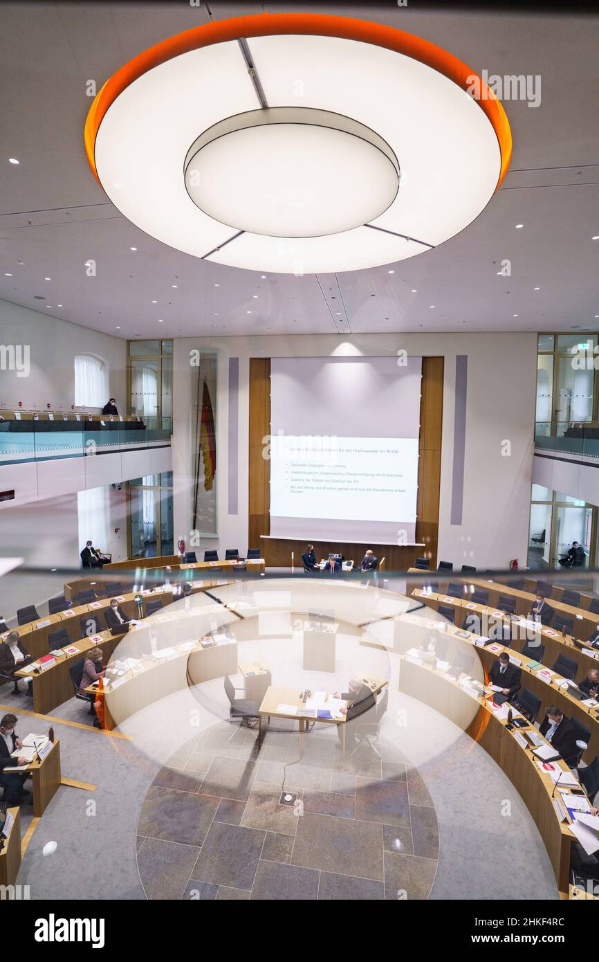 Mainz, Deutschland. 04th. Februar 2022. Mitglieder des landtags Rheinland-Pfalz sind Mitglieder des Untersuchungsausschusses zur Flutkatastrophe im Ahrtal. Der Untersuchungsausschuss beschäftigt sich mit der Frage, ob die extreme Wetterlage vorhersehbar war und warum eine solche Zerstörung mit 135 Toten und Hunderten Verletzten hätte geschehen können. Kredit: Frank Rumpenhorst/dpa/Alamy Live Nachrichten Stockfoto