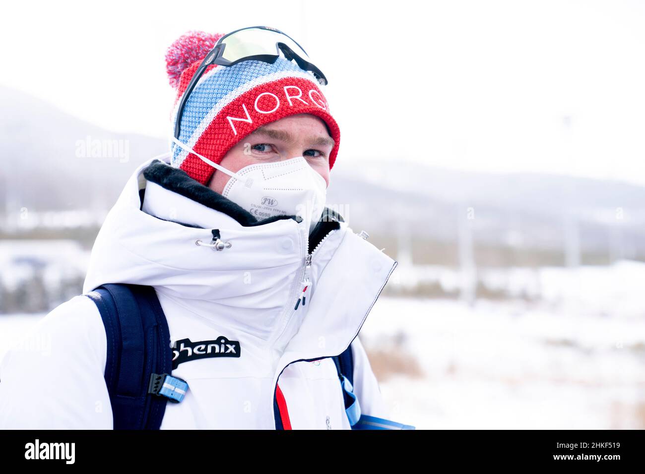 Zhangjiakou, China 20220204.Combined-Skifahrer Jens Oftebro spricht nach dem heutigen kombinierten Training im nationalen Cross-Country-Stadion Zhangjiakou mit der Presse in der Mixed Zone. Foto: Torstein Boe / NTB Stockfoto