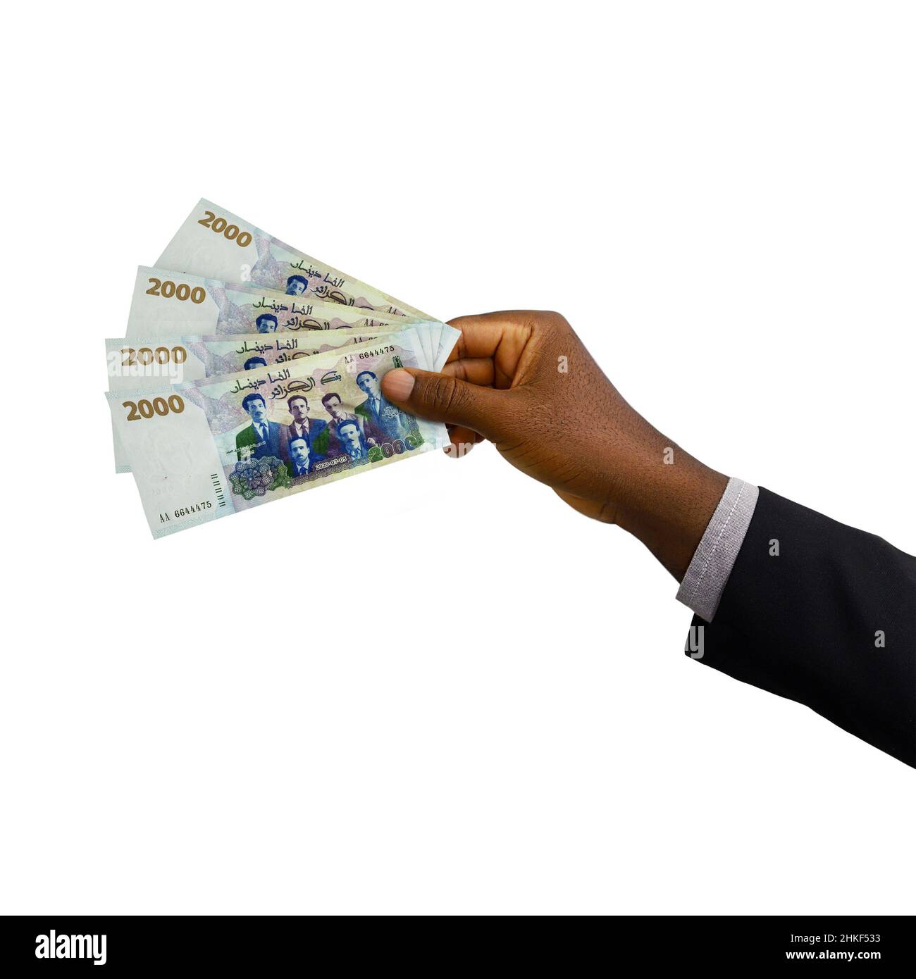 Schwarze Hand mit 3D gerenderten 2000 algerischen Dinar-Noten isoliert auf weißem Hintergrund Stockfoto