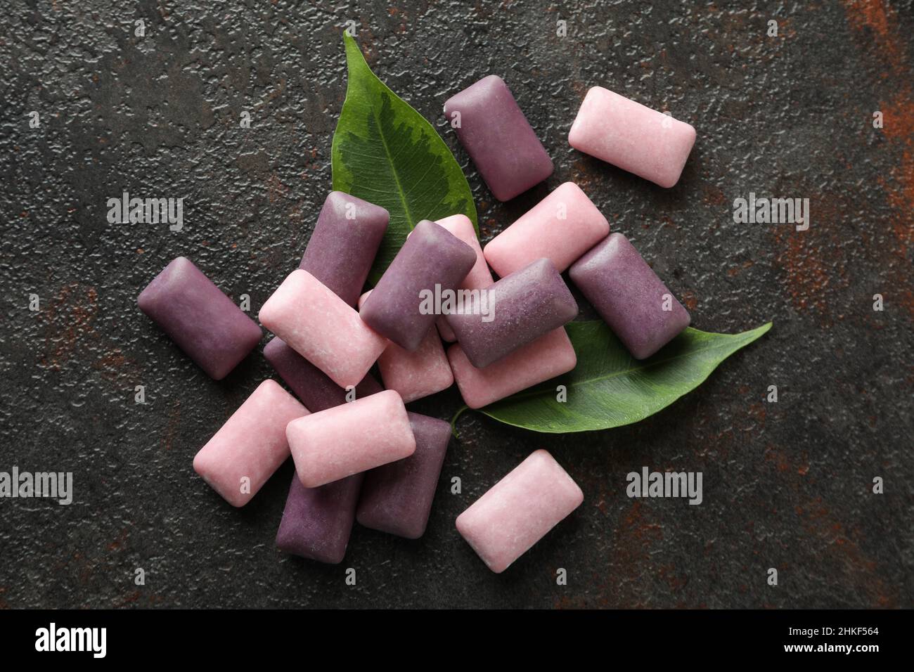 Kaugummi oder Kaugummi auf dunklem strukturiertem Hintergrund Stockfoto