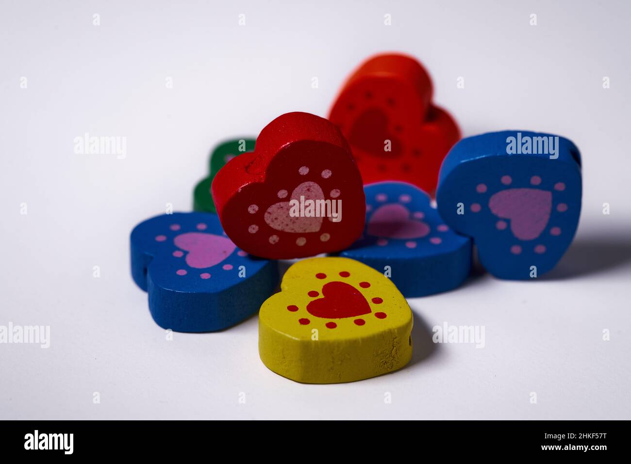 Bunte und rote Holzherzen mit Copyspace für Ornament oder valentinskarte Stockfoto
