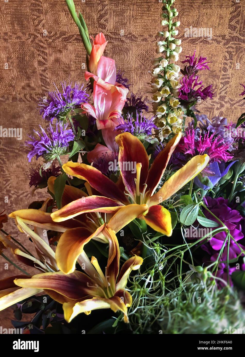 Frühlingssträuße von Bauernblumen im Inneren. Floristik - Kunst der Blumenarrangements. Romantisches Bouquet mit Lilie, Gladiolus, Fuchshandschuh, monarda, c Stockfoto