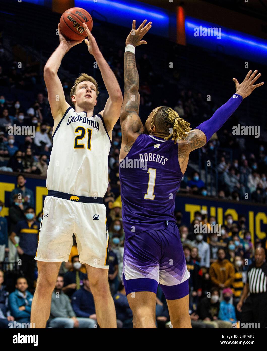 Berkeley, CA, USA, 03rd. Februar 2022. A. der kalifornische Stürmer Lars Thiemann (21) geht während des NCAA Männer-Basketballspiels zwischen Washington Huskies und California Golden Bears in den Korb. Washington besiegte Kalifornien 84-63 im Hass Pavilion Berkeley Calif. Thurman James/CSM/Alamy Live News Stockfoto