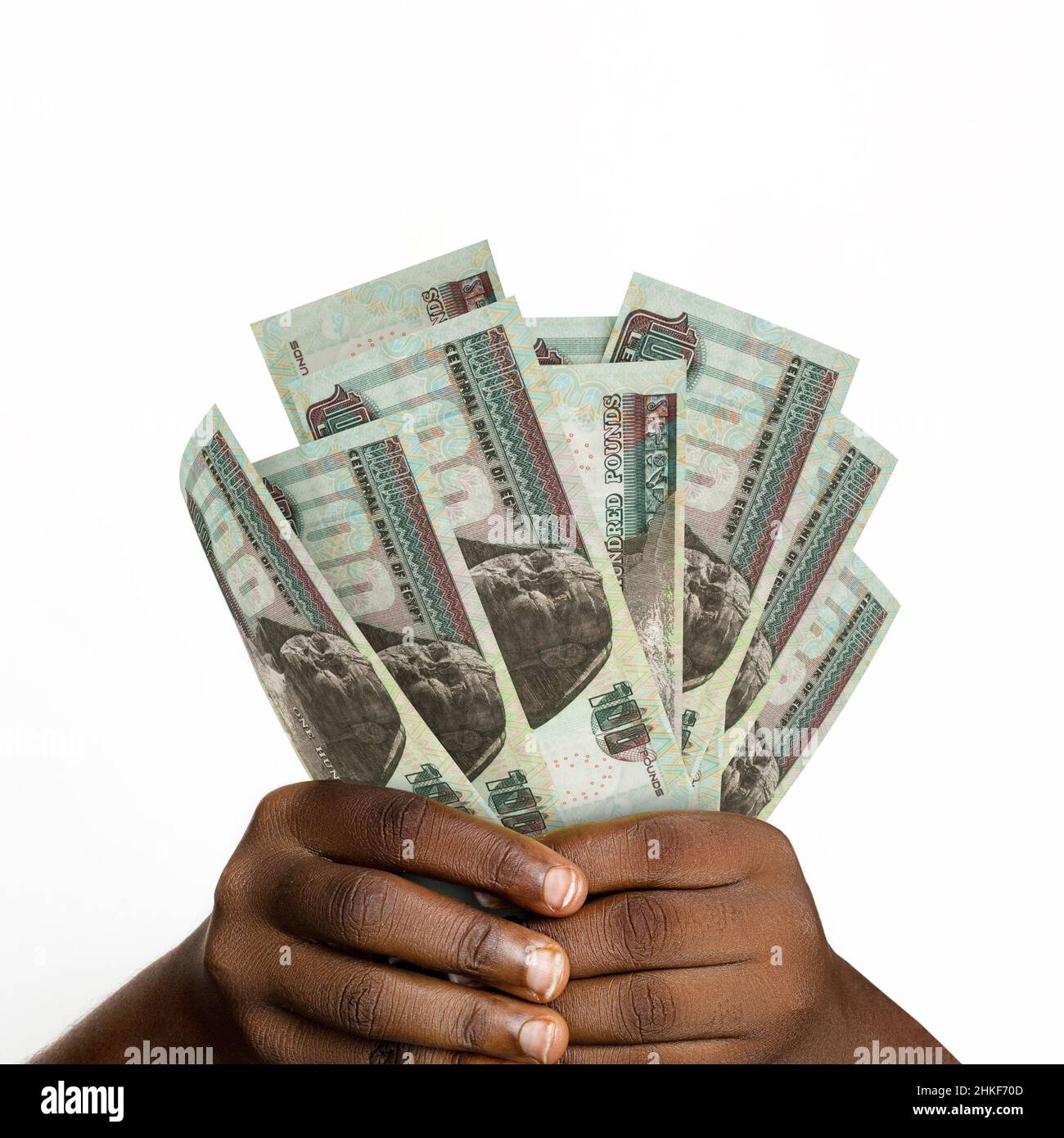Schwarze Hände mit 3D gerenderten 100 ägyptischen Pfund-Noten. Nahaufnahme der Hände mit ägyptischen Währungsscheinen Stockfoto