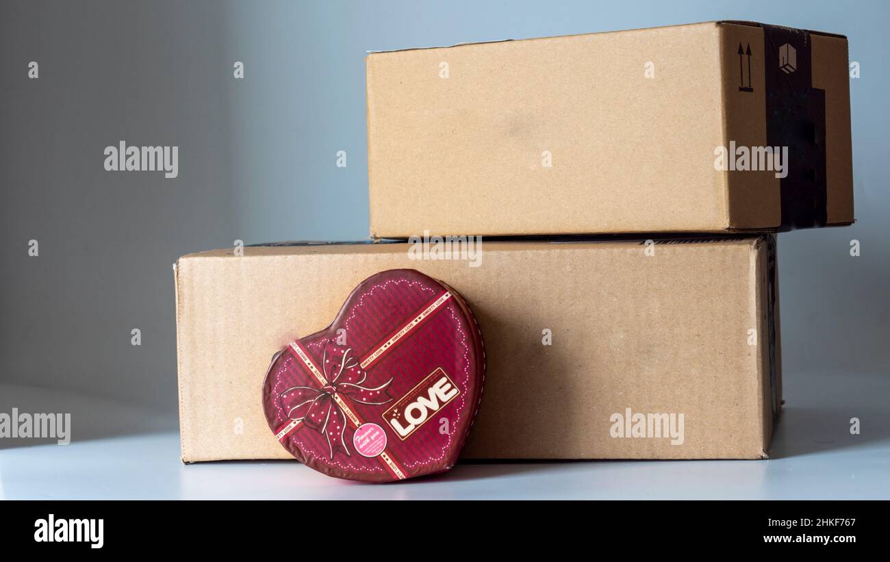 Braune Pappkartons auf weißem Hintergrund. Geeignet für Lebensmittel-, Kosmetik-, medizinische Verpackungen. Kisten verwendeten Frachttransport. Online-Einkaufskarton Stockfoto